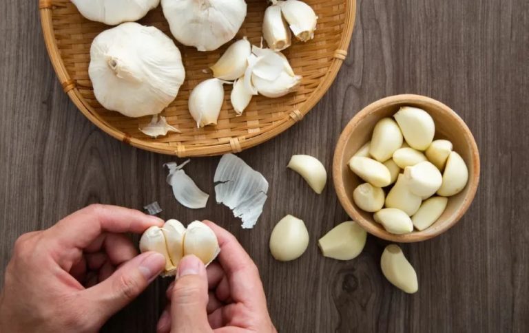 Não deite fora: por que é recomendável colocar casca de alho no solo para plantas e para que serve