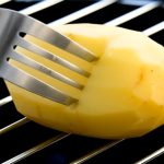 Poucos sabem: por que esfregar batatas cruas numa grelha quente