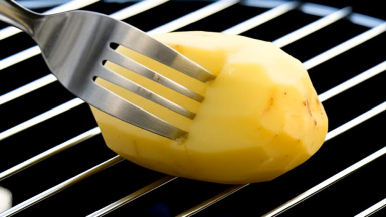 Poucos sabem: por que esfregar batatas cruas numa grelha quente