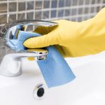 Este é um truque com vinagre que os especialistas utilizam para remover o calcário das torneiras