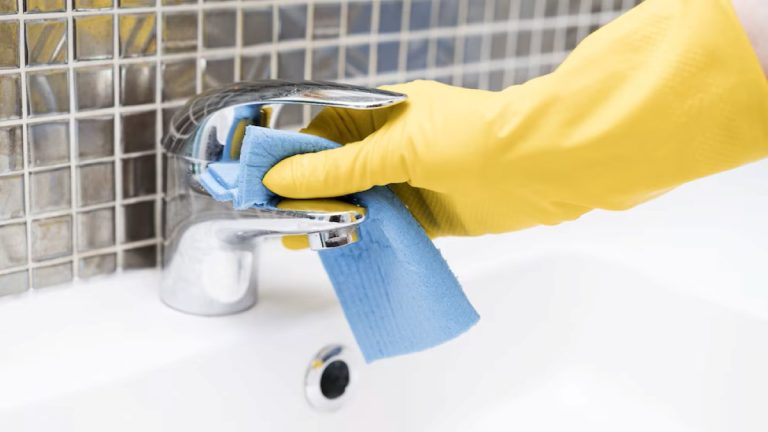 Este é um truque com vinagre que os especialistas utilizam para remover o calcário das torneiras