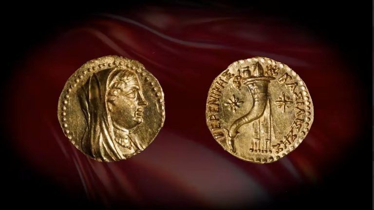 Ele começa a cavar a terra e encontra uma moeda de ouro mítica: existem apenas 20 moedas como essa no mundo.