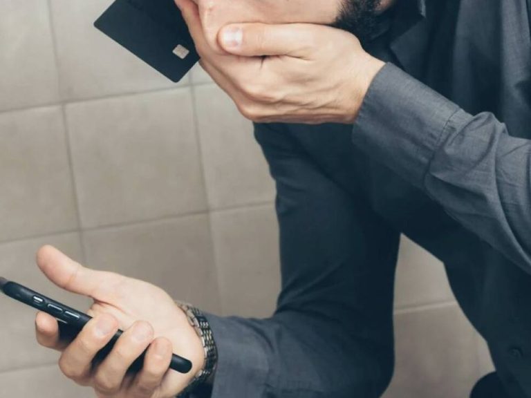 O ponto fraco do seu telemóvel é esse acessório que usa todos os dias (e os hackers sabem disso)