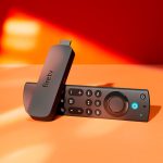 Existe uma forma de utilizar o Fire TV Stick sem precisar ligá-lo a uma tomada elétrica. Basta um acessório