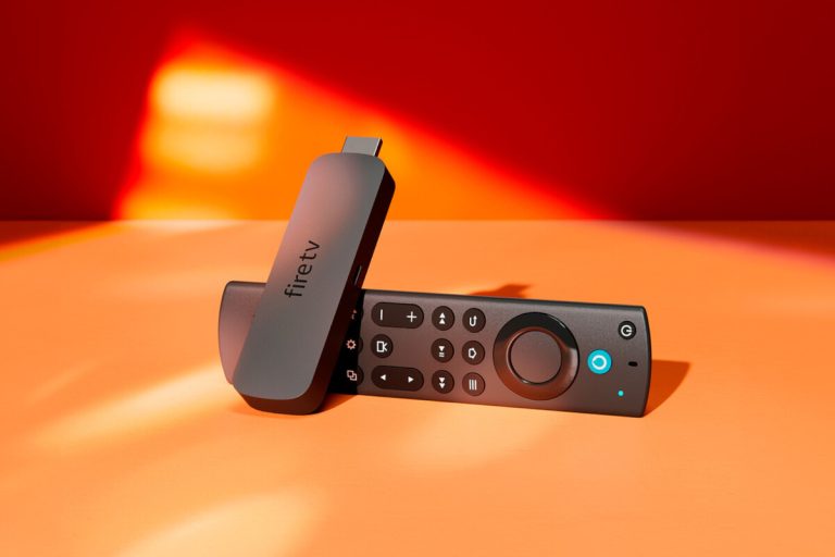 Existe uma forma de utilizar o Fire TV Stick sem precisar ligá-lo a uma tomada elétrica. Basta um acessório