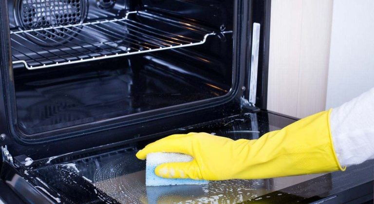 Este produto de limpeza remove 10 anos de gordura do vidro do forno em apenas 30 minutos com estes ingredientes de cozinha