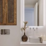 A melhor forma de dizer adeus aos azulejos antigos da casa de banho: renove completamente o espaço sem ter de fazer obras