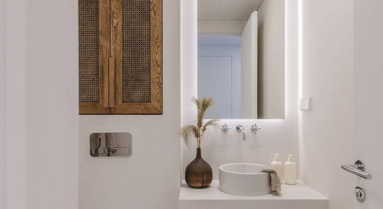 A melhor forma de dizer adeus aos azulejos antigos da casa de banho: renove completamente o espaço sem ter de fazer obras