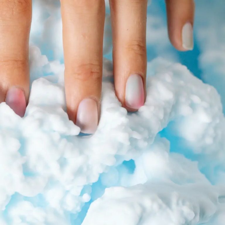 Os especialistas confirmam: a espuma de barbear é um produto milagroso para remover manchas de cadeiras macias