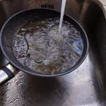 Como limpar uma frigideira para deixá-la como nova? Este é o truque que um famoso chef usa