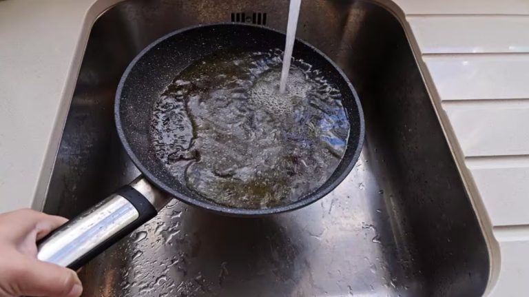 Como limpar uma frigideira para deixá-la como nova? Este é o truque que um famoso chef usa