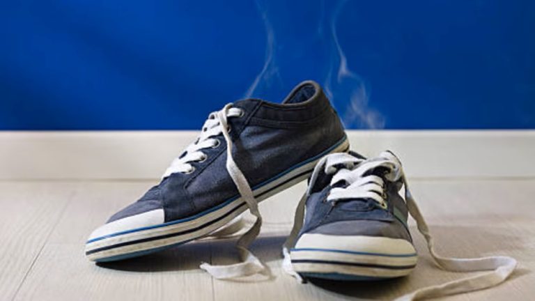 Este é o melhor remédio caseiro para eliminar o mau cheiro dos sapatos