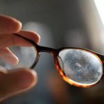 Como remover riscos dos óculos de forma eficaz