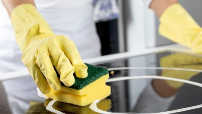 Sem vinagre nem bicarbonato de sódio: um truque simples de um especialista para deixar o fogão de vitrocerâmica como novo