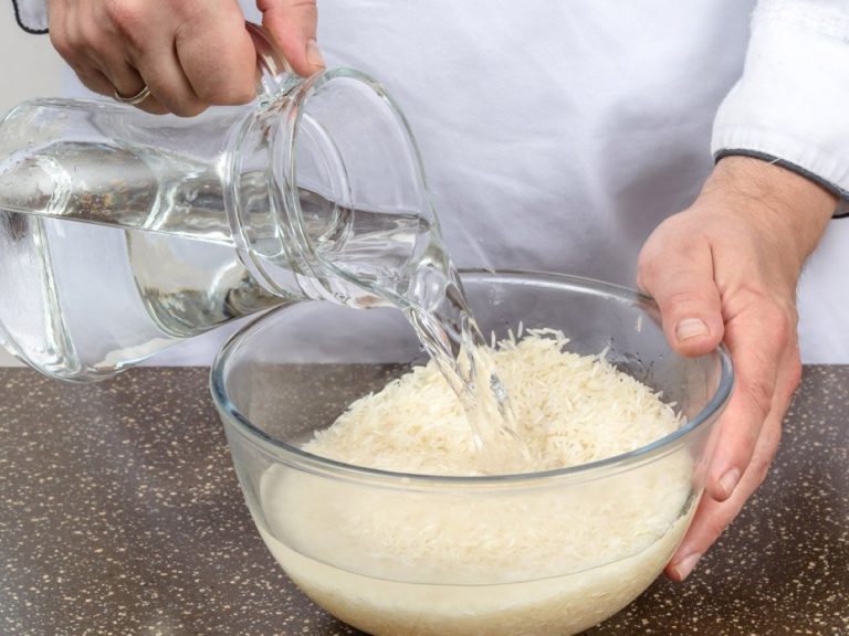 É preciso lavar o arroz antes de cozinhar? O que diz a ciência