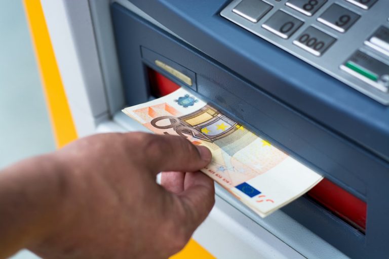 Grandes mudanças nos caixas eletrônicos. Eles deixarão de aceitar cartões. Como sacar dinheiro agora?