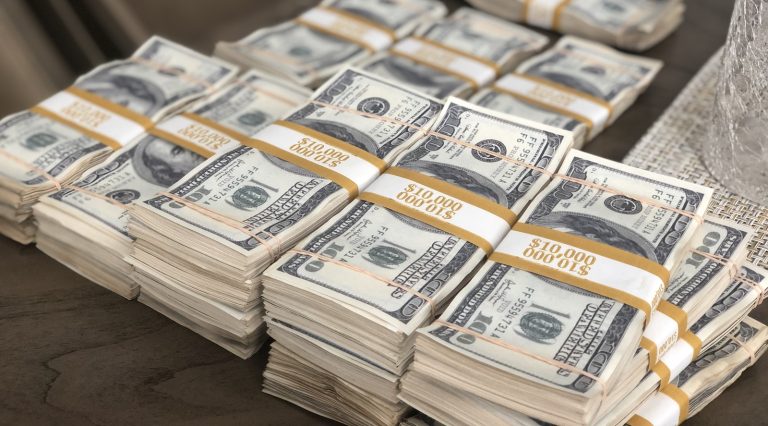Encontrou dinheiro no bolso, tentou a sorte na lotaria e ganhou 500 000 dólares: «Senti uma pressão no peito e comecei a tremer»
