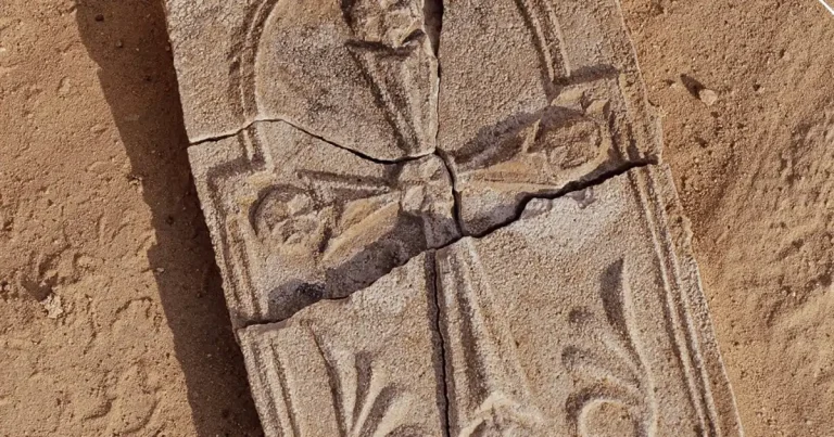 Em Abu Dhabi, foi encontrada uma cruz cristã com 1400 anos que reescreve a história religiosa do Golfo Pérsico