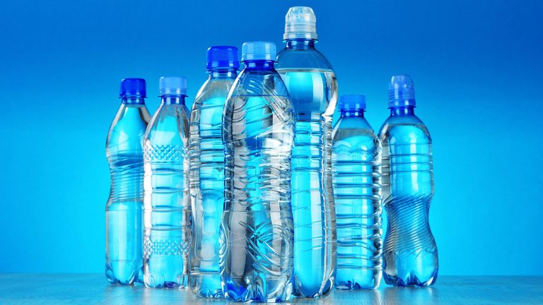 O «greenwashing» nas garrafas de água: «As mensagens não são 100% verdadeiras»