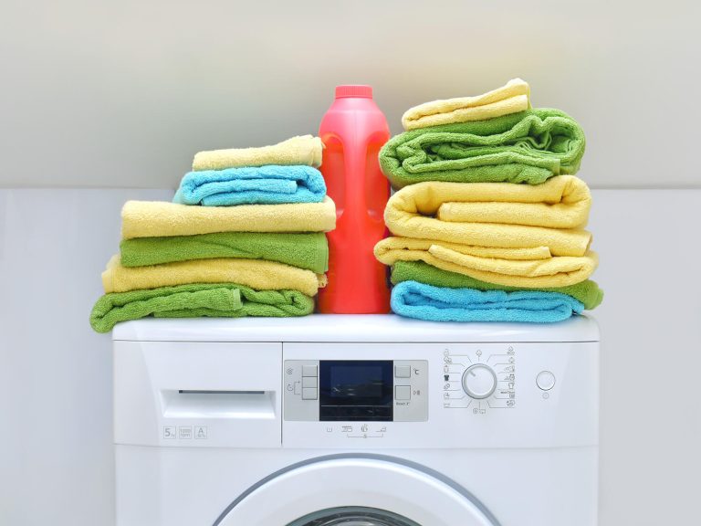 Sem vinagre nem bicarbonato de sódio: uma maneira simples de remover manchas de gordura de toalhas de mesa e panos de cozinha