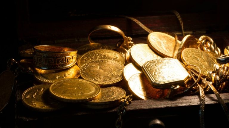 Arqueólogos não acreditam: estudante encontra tesouro de ouro durante sua primeira escavação e em apenas 90 minutos