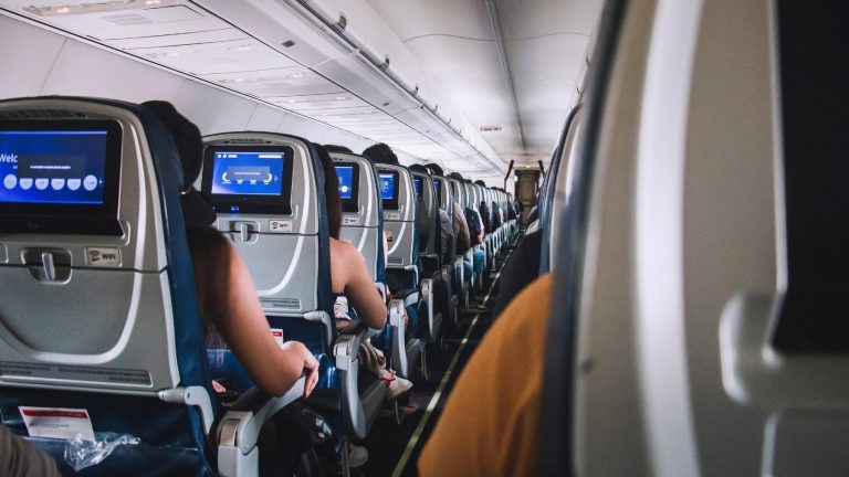 Alterações nas regras de transporte de bagagem a bordo de aviões a partir de 1 de outubro: o que não pode ser levado na bagagem de mão