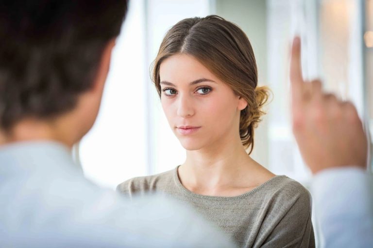 O que significa quando uma pessoa desvia o olhar ao falar, segundo a psicologia