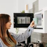 Por que é recomendável colocar sal dentro do micro-ondas
