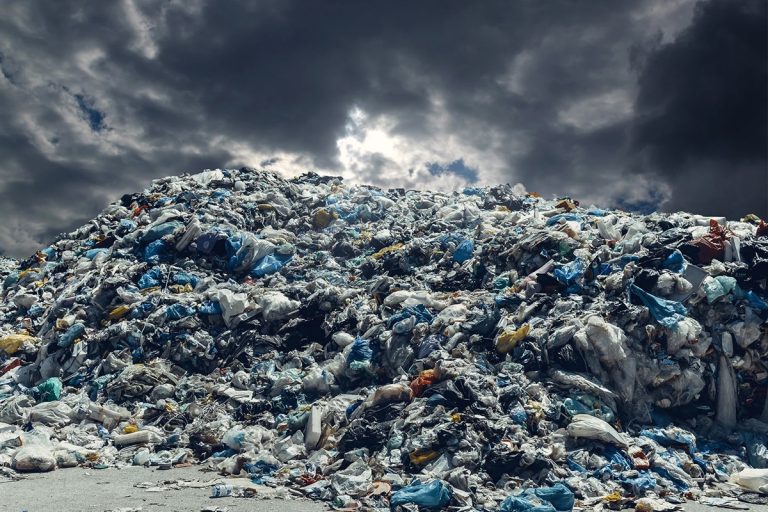 Este país esgotou a sua capacidade de reciclagem de resíduos plásticos em 10 de julho: relatório internacional alerta para crise na área da saúde e do ambiente