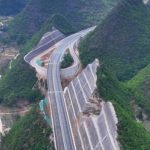 A audácia chinesa não tem limites e agora opta por cortar montanhas como se fossem manteiga, em vez de perfurar túneis para criar autoestradas