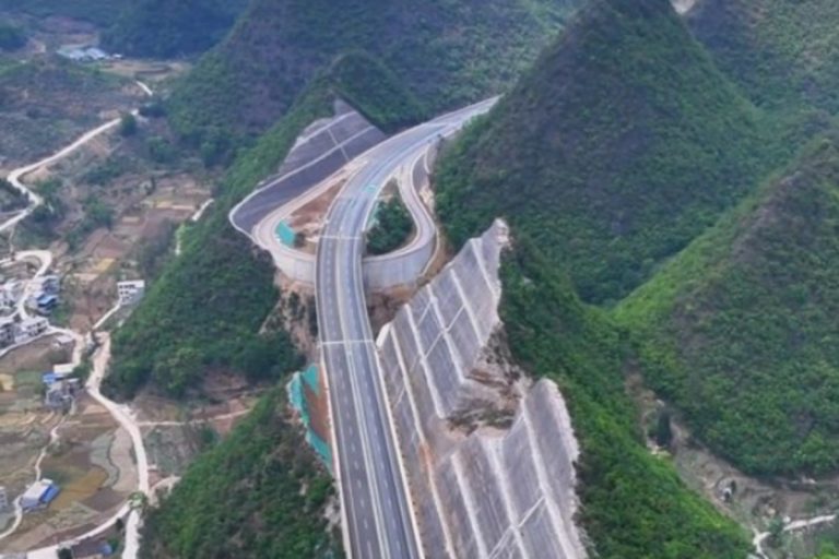 A audácia chinesa não tem limites e agora opta por cortar montanhas como se fossem manteiga, em vez de perfurar túneis para criar autoestradas