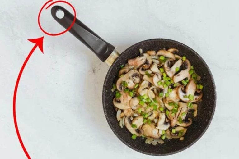 Nem para pendurar nem para limpar: o verdadeiro uso do orifício nas frigideiras que ninguém conhece