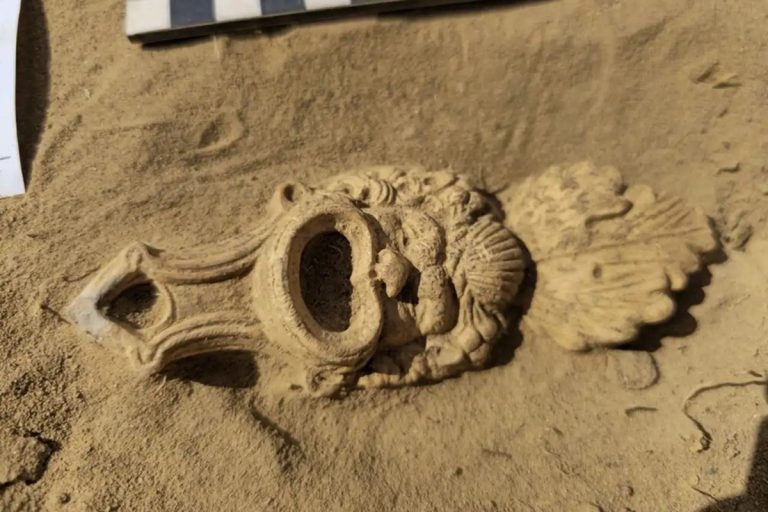 Descobrem uma singular lâmpada de óleo romana com forma de máscara teatral nos Países Baixos