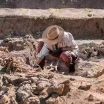 Arqueólogos não acreditam nos seus olhos: encontraram chinelos de praia num mosaico romano com 1600 anos