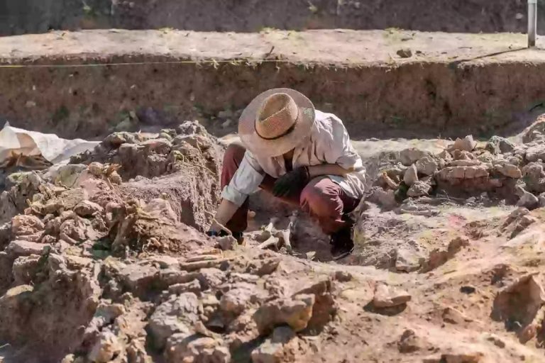 Arqueólogos não acreditam nos seus olhos: encontraram chinelos de praia num mosaico romano com 1600 anos