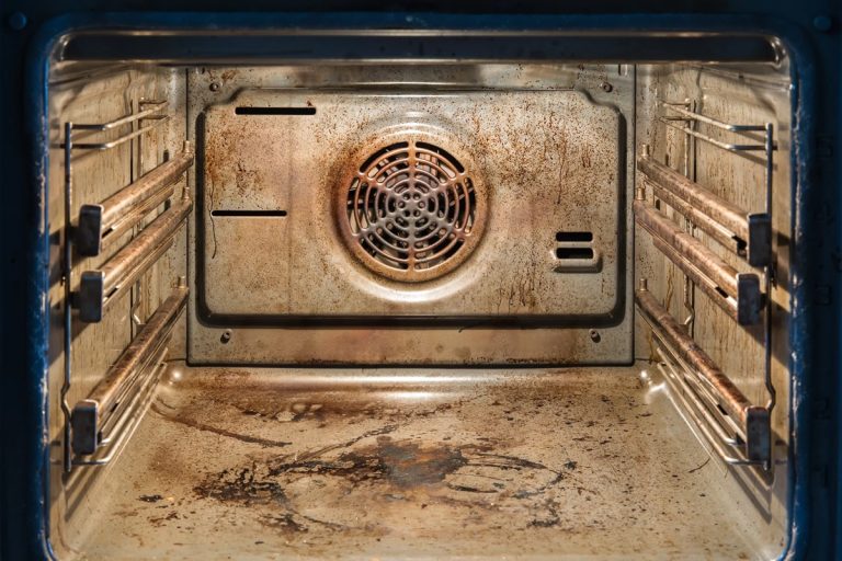 O truque simples para limpar o forno elétrico e deixá-lo como novo com apenas um ingrediente caseiro