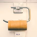 Por que vale a pena trocar o papel higiênico ao entrar no seu quarto de hotel