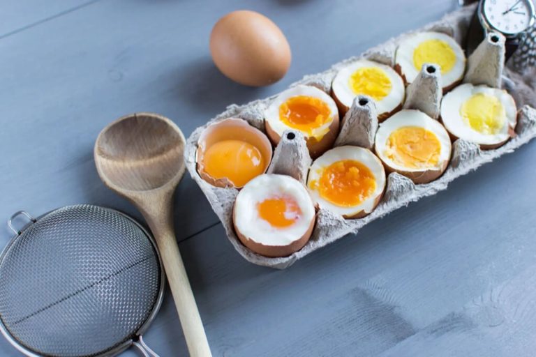 Por que é importante colocar sal na água para cozinhar ovos?