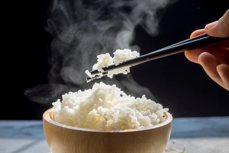 Nem duro nem cozido demais: a técnica para que o arroz branco fique perfeito em minutos