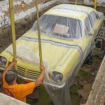 Em 1975, enterraram um carro novo para fazer uma cápsula do tempo. Meio século depois, este clássico maldito voltou a ver a luz do dia