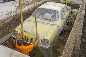 Em 1975, enterraram um carro novo para fazer uma cápsula do tempo. Meio século depois, este clássico maldito voltou a ver a luz do dia