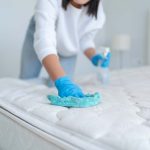 Adeus às manchas e aos maus odores: a mistura caseira com quatro ingredientes que deixa o seu colchão como novo