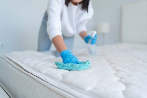 Adeus às manchas e aos maus odores: a mistura caseira com quatro ingredientes que deixa o seu colchão como novo