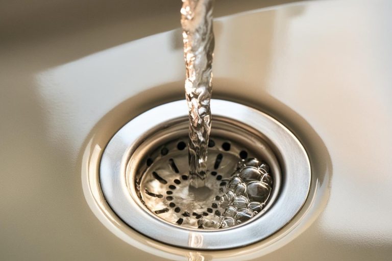 Sem lixívia nem soda cáustica: o truque simples para desentupir o lava-loiça em apenas dois minutos
