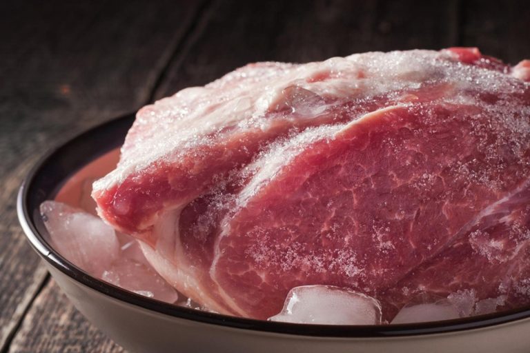 Um açougueiro explica o truque caseiro simples para descongelar carne em apenas cinco minutos: «Não estraga a carne»