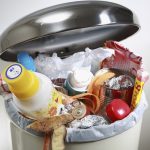 Sem lixívia nem produtos químicos: o truque simples para desinfetar o caixote do lixo