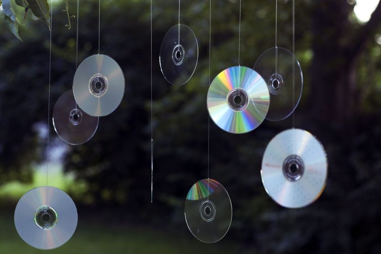Truque para espantar visitantes alados indesejados do seu balcão com a ajuda de CDs