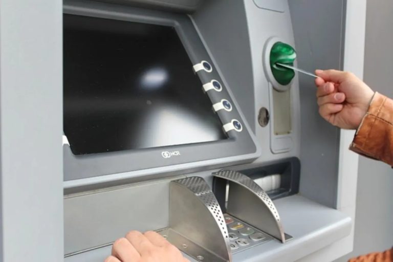 Recebe uma transferência de 300.000 euros por engano e gasta metade em 24 horas: «Um presente de Deus»