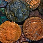 Um mergulhador amador descobriu no fundo do mar um tesouro composto por 50 000 moedas de bronze do século IV