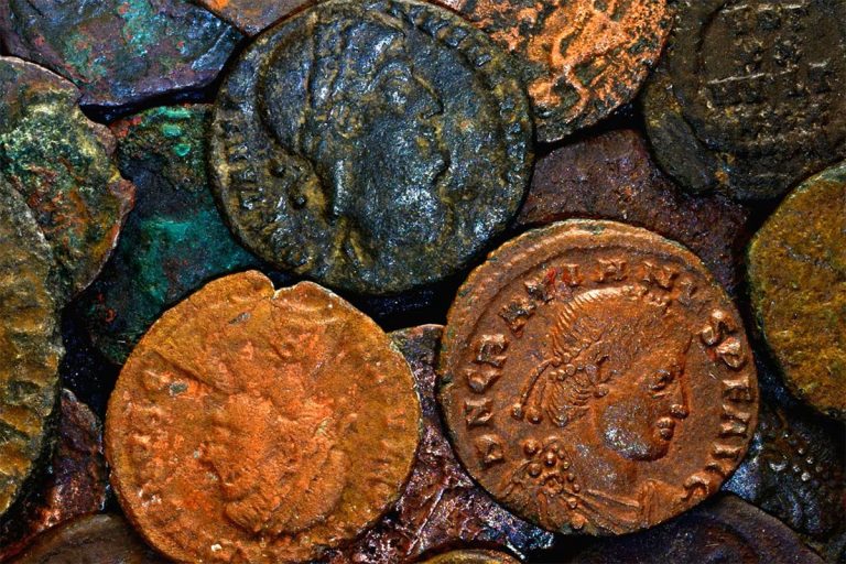 Um mergulhador amador descobriu no fundo do mar um tesouro composto por 50 000 moedas de bronze do século IV